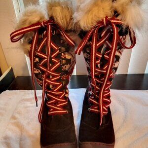 Muk Luks Knitted and Suede outer ,Insalated Lining Mid Calf Tieup Boots Sz 8